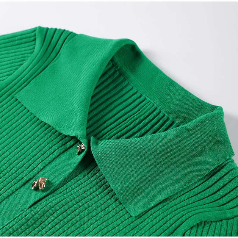 Short sleeves and high waist for a stylish fit.