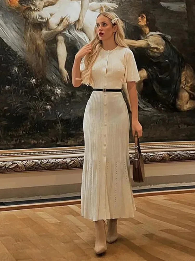 Short sleeves and high waist for a stylish fit.